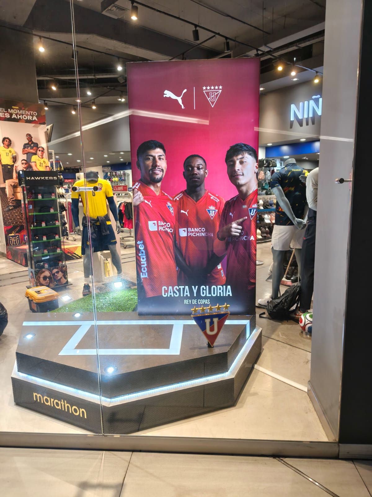 Mobiliario comercial para local de ropa