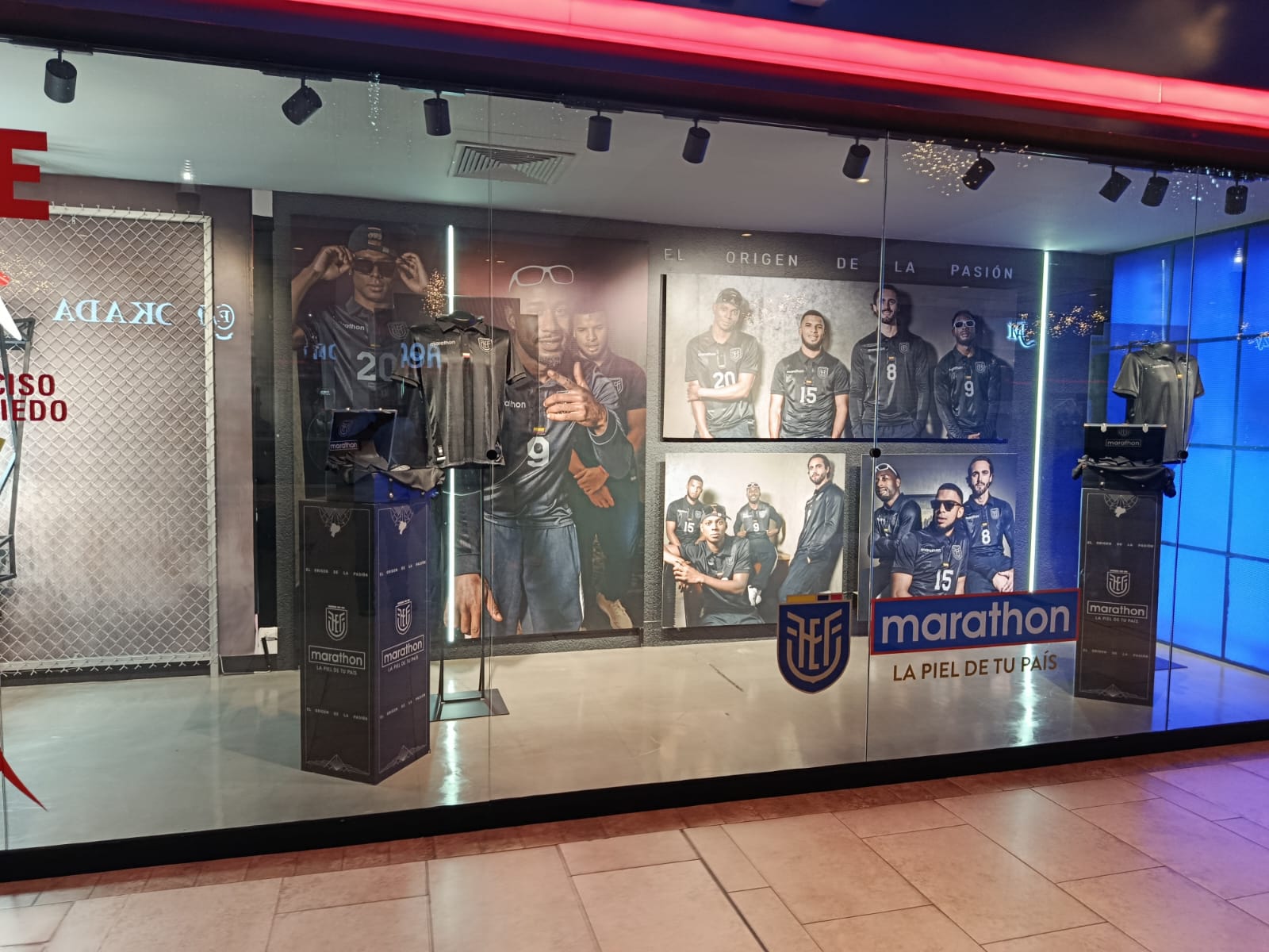 Vitrina comercial decorada con vinilo de corte